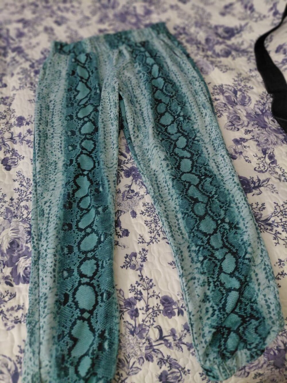 Pants snake print green